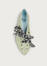 Bailarina de piel natural en color verde menta, con diseño de punta redondeada y detalle de ojales metálicos. Incluye un lazo desmontable de tela con estampado de cuadros vichy en blanco y negro.