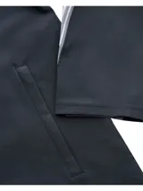 Campera de running Under Armour Velociti Strm Hdd Jkt para hombre, color negro con capucha, cierre frontal completo, logo en el pecho y detalles estampados en las mangas.