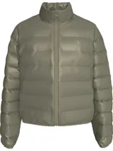 Campera puffer corta color verde oliva, con cuello alto y cierre frontal con cremallera. Tiene bolsillos laterales con cremallera y logo de Calvin Klein en el pecho.