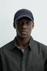 Gorra de seis paneles confeccionada en pana de algodón con visera curva y ajuste en la parte posterior.