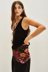 Top de punto color beige, con escote en U pronunciado y textura sedosa y brillante.