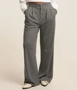 Pantalón wide leg de algodón con rayas verticales finas color marrón.