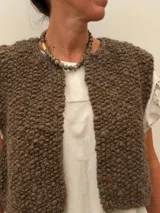 Collar de piedras naturales en tonos tierra, con detalle de tubo dorado en un lateral y cierre marinero dorado.