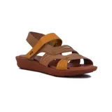 Sandalia casual de mujer con diseño de tiras cruzadas en tonos marrón y mostaza, con pulsera al tobillo y suela plana de goma.