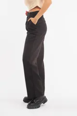 Pantalón sastrero negro de tela liviana, con pretina y pinzas.