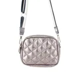 Bandolera roja de cuero sintético con diseño acolchado de rombos. Tiene correa larga de algodón regulable e intercambiable y cierre superior.