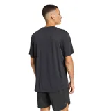 Remera deportiva Adidas Run Ess Tee para hombre, de color negro con cuello redondo y mangas cortas. Presenta el logo de la marca estampado en blanco en el lado izquierdo del pecho.