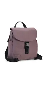 Mochila de diseño compacto con tapa frontal y cierre de hebilla tipo clip. Cuenta con correas ajustables, asa superior, bolsillos laterales y bolsillo trasero con cierre.