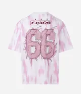 Remera oversized de algodón con teñido tie-dye en blanco y rosa. Presenta un cuello redondo y un estampado frontal con la palabra "Chaos" y un diseño de llamas en color rosado.