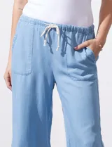 Pantalón wide leg de lyocell color celeste, con pretina elástica con lazo ajustable, bolsillos delanteros y ruedo con dobladillo.