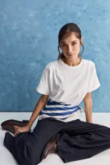 Remera de manga corta color negro, con cuello redondo y calce relajado, confeccionada en tejido suave con elastano.