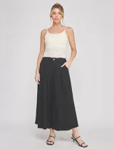 Pantalón palazzo de lino y viscosa, color blanco, de tiro alto y silueta amplia. Presenta pinzas frontales, bolsillos laterales y cierre con botón.
