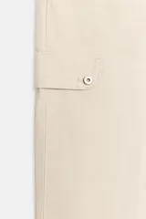 Pantalón capri de tiro medio con bolsillos cargo laterales, cierre frontal con cremallera, botón metálico y cordón ajustable en la cintura.