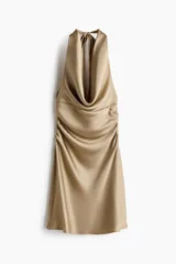 Vestido corto de crepé de satén color tostado, con escote drapeado, tiras halter anchas y costuras fruncidas en los laterales.