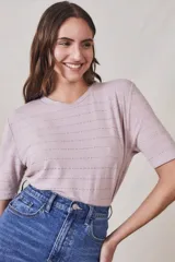 Remera de algodón peinado color rosado, con textura sutil de rayas punteadas, manga corta y cuello redondo.