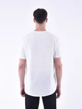 Remera gris con textura de líneas horizontales y corte regular.