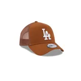 Gorra New Era 9Forty de Los Angeles Dodgers, color marrón con logo de los Dodgers bordado en blanco en el frente y paneles laterales de malla.