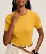 Blusa básica ajustada en rib de algodón, de manga corta y cuello redondo, color mostaza.