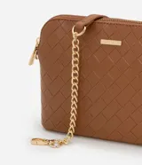 Cartera pequeña de diseño transversal con textura de efecto tressê, cierre superior con cremallera y correa larga de cadena metálica.