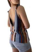 Blusa sin mangas con breteles finos con nudo, escote en V y estampado a rayas verticales en tonos celeste, marrón, naranja, blanco y negro.