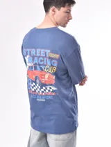 Remera blanca de algodón con cuello redondo y estampado pequeño en el pecho con la frase "POST PARTY" en letras negras.