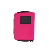 Billetera pequeña color rosa con cierre perimetral negro y parche rectangular con logo de la marca en el frente.