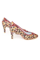 Zapatos de salón de tacón medio, confeccionados en arpillera con estampado multicolor en tonos marrones, granates y ocres. Presentan un diseño estructurado con piezas diferenciadas en puntera, laterales y talonera, unidas por ribetes de terciopelo granate. Cuentan con interior en piel y suela de cuero.