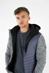 Campera híbrida con cuerpo acolchado en color gris azulado y mangas de felpa gris jaspeado. Cuenta con capucha, cierre frontal y bolsillos con cierres impermeables.