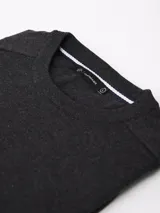 Buzo de algodón con cuello redondo a la base, mangas largas y puños y cintura en tejido rib.