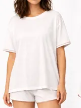 Pijama de viscosa y lino, color blanco, compuesto por una remera de manga corta y un short con elástico en la cintura.