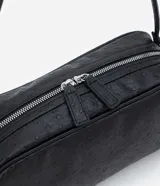 Cartera mediana de diseño rectangular con estructura rígida, confeccionada en poliuretano con textura estilo avestruz. Cuenta con dos asas fijas, cierre superior con cremallera doble y herrajes metálicos en níquel.