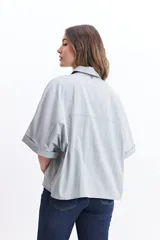 Camisa color beige de manga corta con cuello clásico y corte oversize.