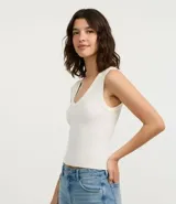 Blusa sin mangas de Blue Steel, confeccionada en tejido de algodón acanalado con escote en V profundo. Presenta un diseño ajustado al cuerpo y textura vertical en relieve.