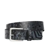 Cinturón Volcom de cuero color negro con estampado gráfico en tonos grises, hebilla metálica plateada y presilla con logo de la marca.