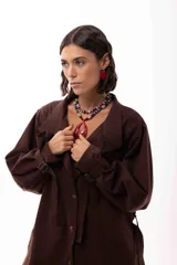 Collar corto compuesto por cuentas de amazonita, ágata tibetana y acrílico en tonos rojos, negros, blancos y celestes. Cuenta con cadena de acero quirúrgico para ajuste de largo.