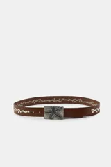 Cinturón de piel color marrón con hebilla metálica rectangular que presenta un diseño labrado de estrella de mar. El cuerpo del cinturón está decorado con pequeñas tachas metálicas circulares a lo largo de toda su extensión.