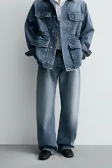 Jeans de denim de algodón, tiro medio, con corte barrel fit amplio en cadera y muslos que se estrecha hacia el tobillo. Presenta efecto lavado y cierre frontal con botones.
