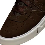 Championes Jordan Series ES de corte bajo, confeccionados en gamuza color marrón oscuro. Presentan el logo Jumpman en la suela blanca y el nombre del modelo bordado en el lateral.