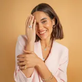 Anillo tipo sello con mesa circular lisa, confeccionado en plata 925 con acabado pulido.