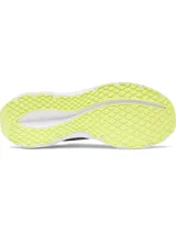 Championes de running Under Armour Ascend color gris, con parte superior de malla transpirable, entresuela Charged+ Cushioning blanca con detalles salpicados, suela de goma con detalles en verde lima y el logo de la marca en el talón.