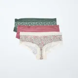 Pack de tres shortys Kiabi confeccionados en microfibra, con detalles de encaje en la cintura y el contorno de las piernas. Incluye un shorty verde con estampado floreado pequeño, uno liso de color rosado y uno en tono crudo con estampado de flores en tonos rojizos y verdes.