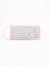 Cartuchera rectangular de tela blanca con estampado de cuadrícula negra. Posee doble cierre con tiradores de cordón elástico rosa y un dije de corazón rosa. Incluye un parche central con texto.