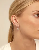 Charm para piercing con forma de corazón, fabricado en aleación de metales con baño de plata.
