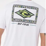 Remera blanca de manga corta con pequeño estampado geométrico en el pecho, de corte clásico y ajuste cómodo.