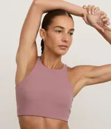 Top deportivo Get Over en microfibra de color rosado, con diseño tipo nadador y escote halter. Cuenta con copas desmontables para un ajuste personalizado.