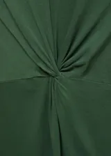 Vestido midi sin mangas de algodón, con cuello redondo y detalle de nudo frontal que genera un drapeado natural. Diseño recto y entallado.