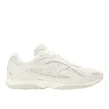 Championes New Balance modelo U204L2SZ en color blanco. Presentan una capellada de ante de primera calidad con superposiciones en relieve y detalles de malla. Incluyen el logotipo N de doble capa en los laterales y una suela de EVA con diseño inspirado en la estética de los años 2000.