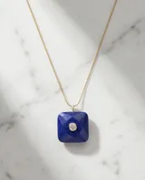 Collar de acero con baño de oro y dije cuadrado de piedra lapislázuli con una circonia central.