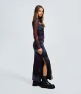 Vestido midi de tul con diseño ajustado, mangas largas y detalles fruncidos en el frente. Presenta un estampado con efecto manchado en tonos oscuros y una abertura lateral en la falda.