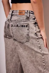 Pantalón de jean gris con efecto lavado, corte wide leg y tiro medio.